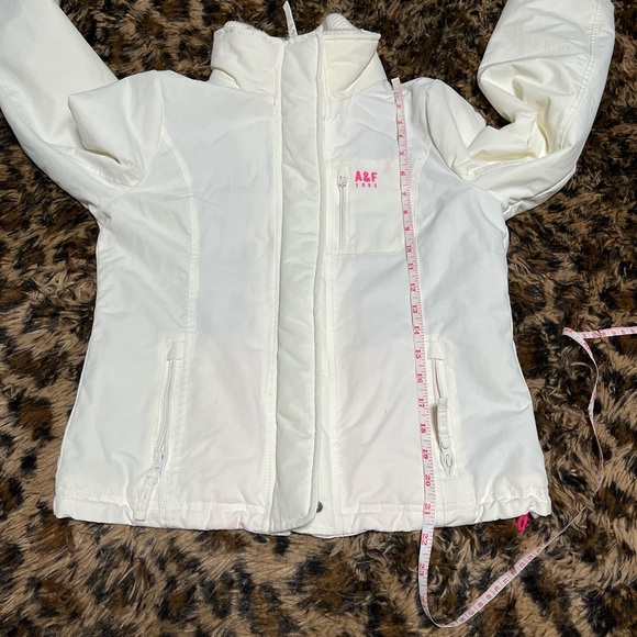 Abercrombie & Fitch Women's Cream Puffer Jacket with Pink Lining - Picture 7 of 8